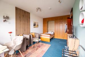 a hotel room with a bed and a couch at Appartement Bergluft in Sasbachwalden