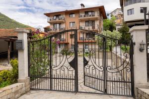 an iron gate in front of a building at Къща за гости Бонев in Devin