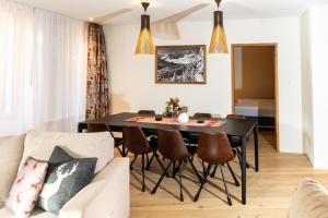 a living room with a black table and chairs at Terra Alpina in Arosa
