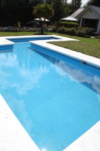 Der Swimmingpool an oder in der Nähe von Merken Bed & Breakfast