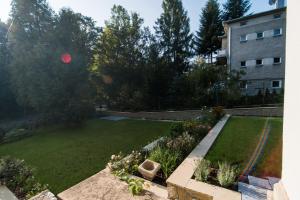 Ogród w obiekcie Apartamenty Watra