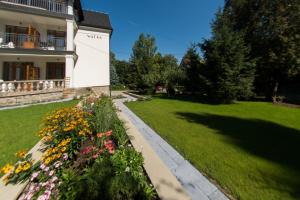 Ogród w obiekcie Apartamenty Watra