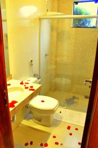 A bathroom at Veneza Plaza Hotel