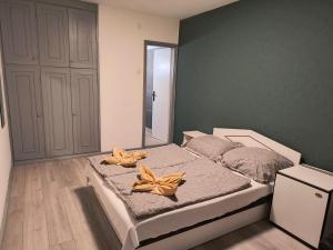 a bedroom with a bed with two starfish on it at Villa Malazzo in Balatongyörök