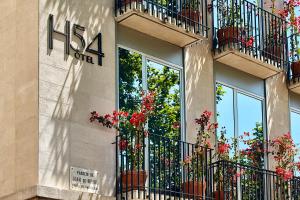 um prédio com vasos de plantas na lateral em Hotel 54 Barceloneta em Barcelona