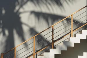un conjunto de escaleras con barandilla metálica en The Seascape en Matara