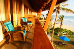 eine Veranda mit Stühlen und Strandblick in der Unterkunft The Seascape in Matara