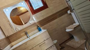 a small bathroom with a toilet and a mirror at Georges Houses Mani in Riglia +13 photos