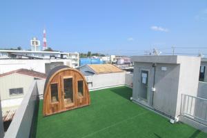 a roof garden with green grass on a building at at60% - Vacation STAY 53162v in Nishibaru