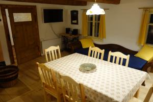 jadalnia ze stołem, krzesłami i kanapą w obiekcie MausHaus w mieście Rudník