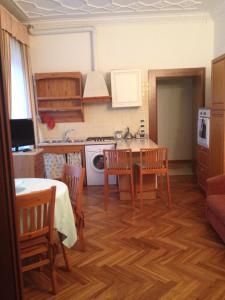 cocina y comedor con mesa y sillas en Villa Gabriella B&B - Apartments, en Lido de Venecia