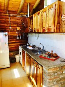 Una cocina o kitchenette en Cabañas Sehuen