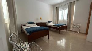 a bedroom with two beds and a window at Residence Fazenda - Piscina in Praia