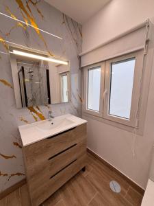 a bathroom with a sink and a window at Apartamentos Cañada Sierra 23 in Talavera de la Reina