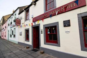 un edificio al lado de una calle en Fishermans Tavern, en Dundee