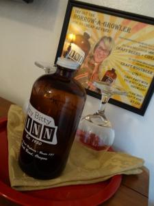 uma garrafa de mel e um copo de vinho numa mesa em Itty Bitty Inn em North Bend