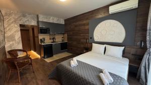 a hotel room with a bed and a kitchen at MitProt Panorama Bay 2 Studio 93 in Sveti Vlas