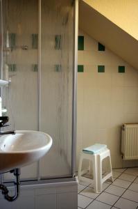 Bathroom sa Hotel Merseburger Hof