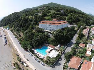 Vue panoramique sur l'établissement Golden Beach Hotel