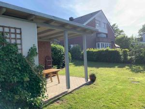 a patio with a wooden bench in front of a house at Kiebitz Schmuckstück in Walibo in Lippstadt