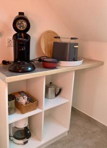 a counter with a coffee maker and a microwave at Kiebitz Schmuckstück in Walibo in Lippstadt