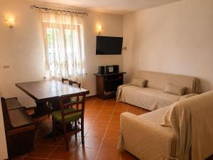 a living room with a couch and a table at Casa Vacanze Il Viaggiatore in San Benedetto del Tronto