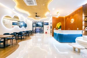 a waiting room with tables and chairs at Sunset Samson Hotel in Sầm Sơn +23 photos