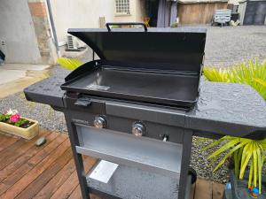 a grill sitting on top of a table at Sarments et Bulles in Ambonnay