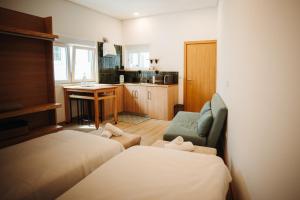 a small room with two beds and a kitchen at Estação do Parque in Santa Maria Da Feira