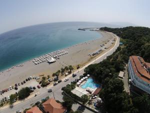 Vue panoramique sur l'établissement Golden Beach Hotel