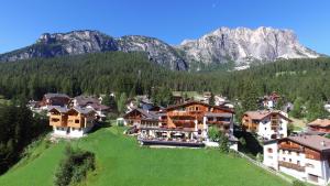 una vista aérea de un pueblo en las montañas en Gourmet Hotel Gran Ander, en Badia