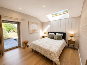 a bedroom with a bed and a skylight at Aux Matins du Bonheur in Surzur