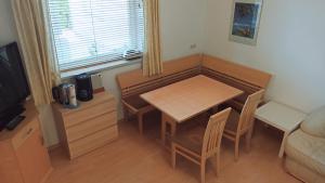 a small dining room with a table and chairs at Villa Rupi in Sankt Ulrich am Pillersee