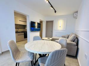 a living room with a table and chairs and a couch at Casa Meellas in Donji Štoj