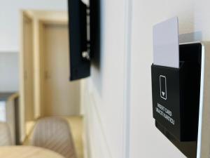 a room with a door with a speaker on it at Casa Meellas in Donji Štoj +1 photo