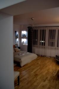 sypialnia z łóżkiem i drewnianą podłogą w obiekcie White House Gdańsk Wrzeszcz w Gdańsku