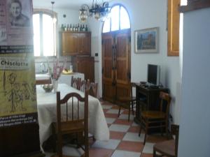a kitchen with a table and chairs and a dining room at Il Pozzo Della Citerna in Castelnuovo Berardenga