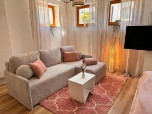 a living room with a couch and a table at Ferienwohnungen Auszeit Taubertal in Bad Mergentheim