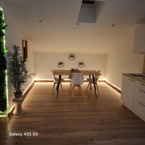 a kitchen with a table and chairs in a room at Suite Canopée & Spa in Albi