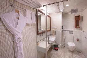 un bagno con doccia, lavandino e WC di The HQ a Vasco da Gama