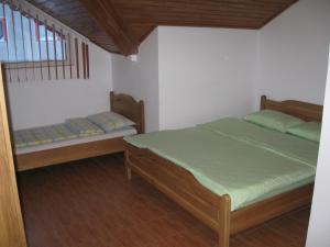 Un pat sau paturi într-o cameră la Vila Lucian