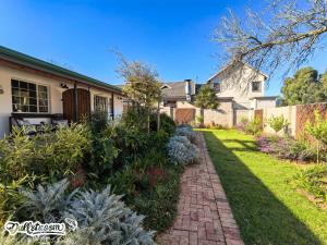 a garden in front of a house at Suikerbosch Room 1 and Room 2 in Dullstroom