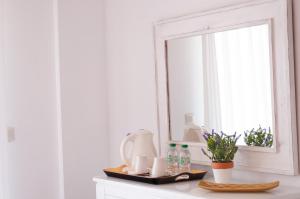 a kitchen counter with a mirror and a coffee maker at Hostal Comercio in Denia