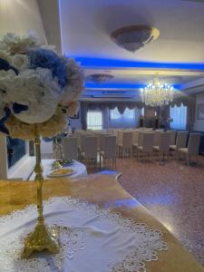 a room with a table with a bunch of flowers on it at Hotel Villa Pigalle in Tezze sul Brenta +74 photos