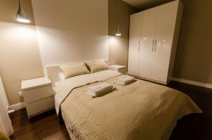 Łóżko lub łóżka w pokoju w obiekcie Old Town Luxury Apartment