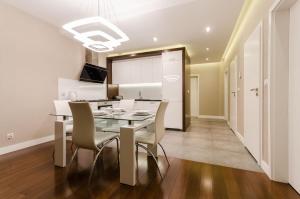 Telewizja i/lub zestaw kina domowego w obiekcie Old Town Luxury Apartment