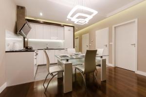 Kuchnia lub aneks kuchenny w obiekcie Old Town Luxury Apartment
