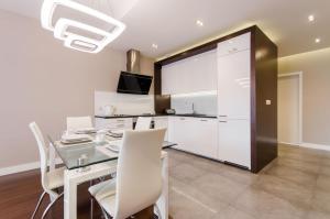 Kuchnia lub aneks kuchenny w obiekcie Old Town Luxury Apartment
