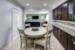 Kuchyň nebo kuchyňský kout v ubytování May-Dee Suites in Florida
