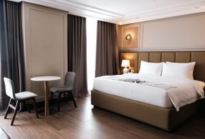 a hotel room with a bed and a table and chairs at Radiant Hotel and Events in San Fernando +5 photos